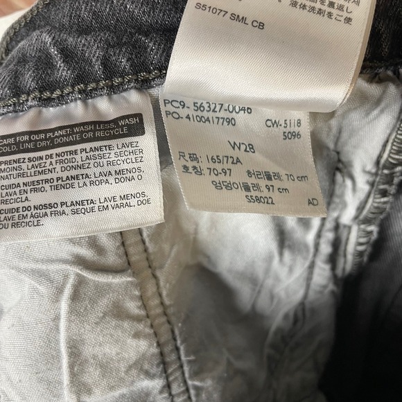 Levis 501 Original Shorts Womens 28 Black Denim Cuffed Cut Off 56327-0040 - Picture 6 of 6